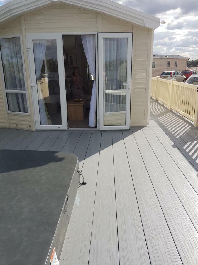 Dees Hot Tub Breaks At Tattershall Lakes Jet Ski 4 Exterior photo